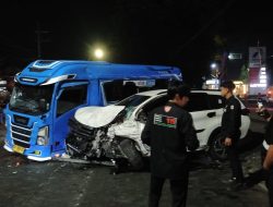 Kurang Fokus Saat Berkendara, Mobil Toyota Rush Tabrak Truk Isuzu Elf di Jalan Raya Tambakrejo Jombang