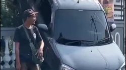 Bikin Melongo Warga, Suzuki S-Presso Nyangkut di Atas Pagar Rumah di Jombang