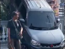 Bikin Melongo Warga, Suzuki S-Presso Nyangkut di Atas Pagar Rumah di Jombang